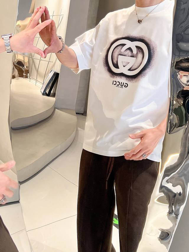 活动款持续有效多让20 古驰2025新工艺印花 春夏新款首发专柜最新款短袖圆领T恤 官网同款 高端订制 设计前卫时尚！品牌Logo重工艺设计 高端定纯棉面料.手