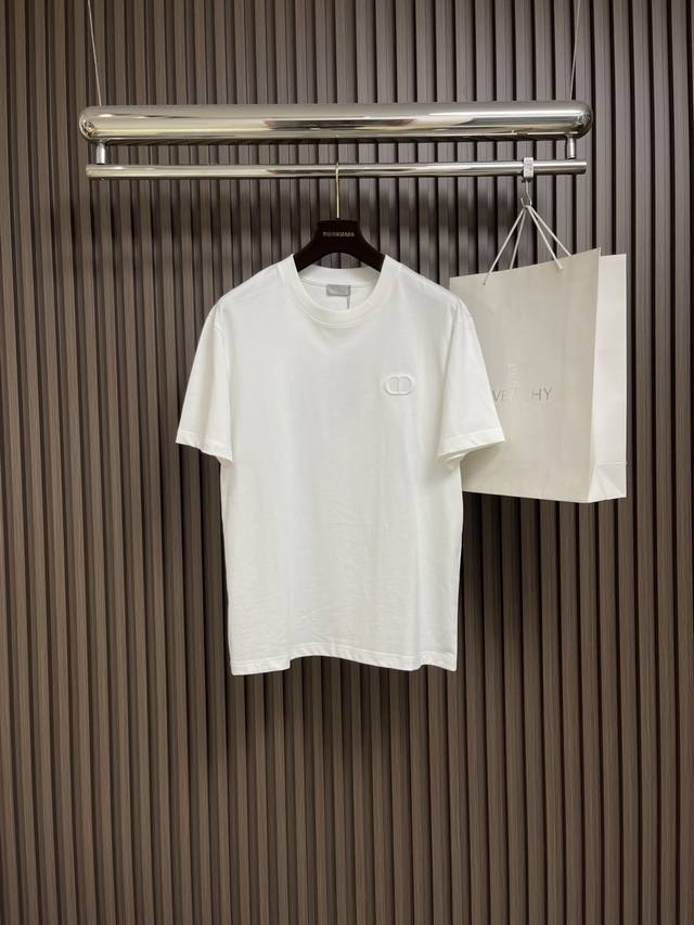 Dior 2025Ss 夏季新款Cd标识刺绣圆领短袖T恤，定制客供面料精选丝光棉 轻薄透气 上身丝滑舒适 经典百搭 。尺码：M-3Xl M码衣长68Cm 胸围1