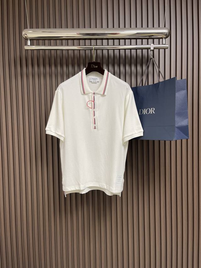 Thom Brkwne Tb 条纹针织Polo衫，面料采用28支单分百新疆长绒棉，四平一空针法，使用进口岛精机编织，下摆采用开叉设计前短后长，可以避免穿着过程中