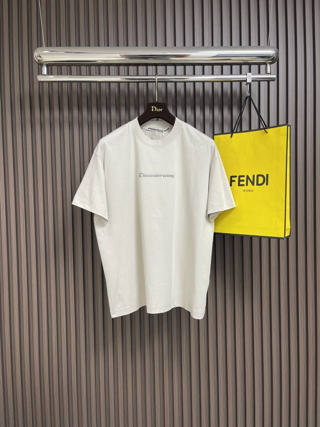 Alexander Wang 2025Ss夏季立体印花短袖T恤，采用优质棉质面料，亲肤舒适！版型完美！百搭款！Logo设计别具一格，上身效果潮流时尚活力满满。尺