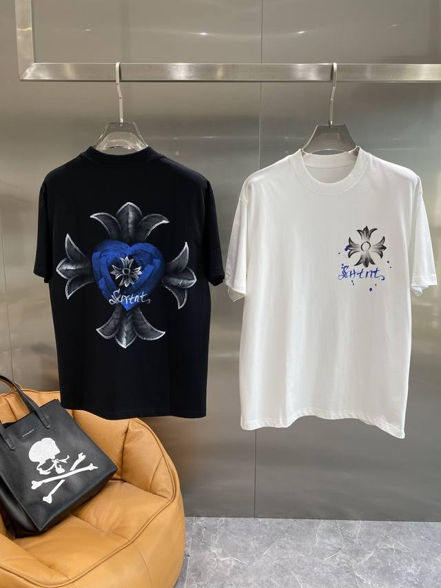克家 克罗心暗黑风T恤，夏日个性酷帅之选 简约又神秘，背后那极具冲击力的图案，蓝色的心形与银色的十字架相结合，还有“Spirt”字样，手绘个性又酷帅，满满的暗黑