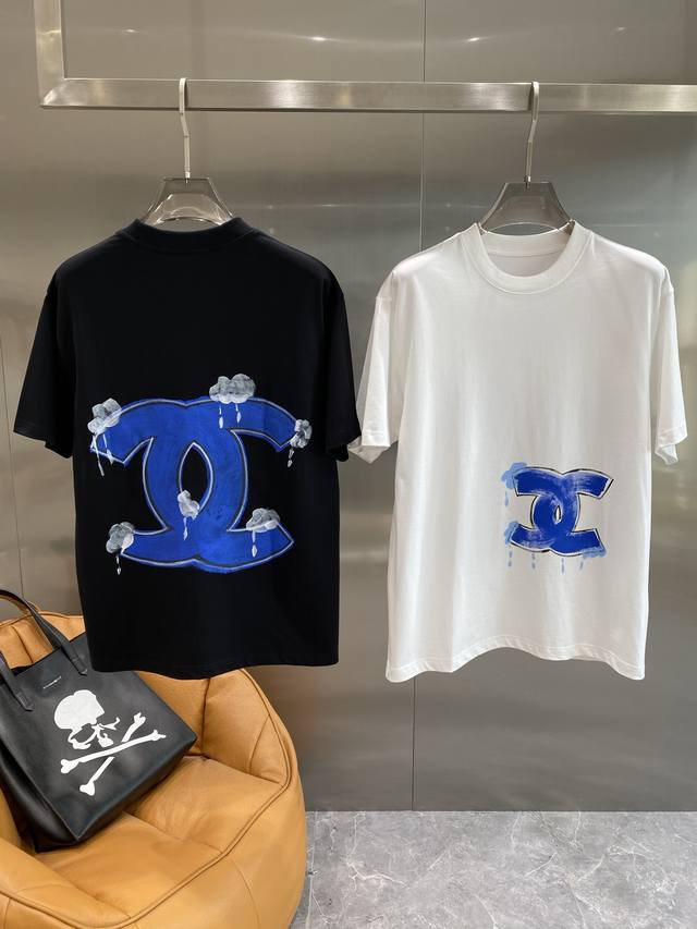 香家 Chanelt恤，经典的衣身，背后那标志性的蓝色双C Logo，搭配上独特的云朵和水滴图案，既奢华又充满个性，瞬间让整件T恤与众不同。面料舒适透气，M-3