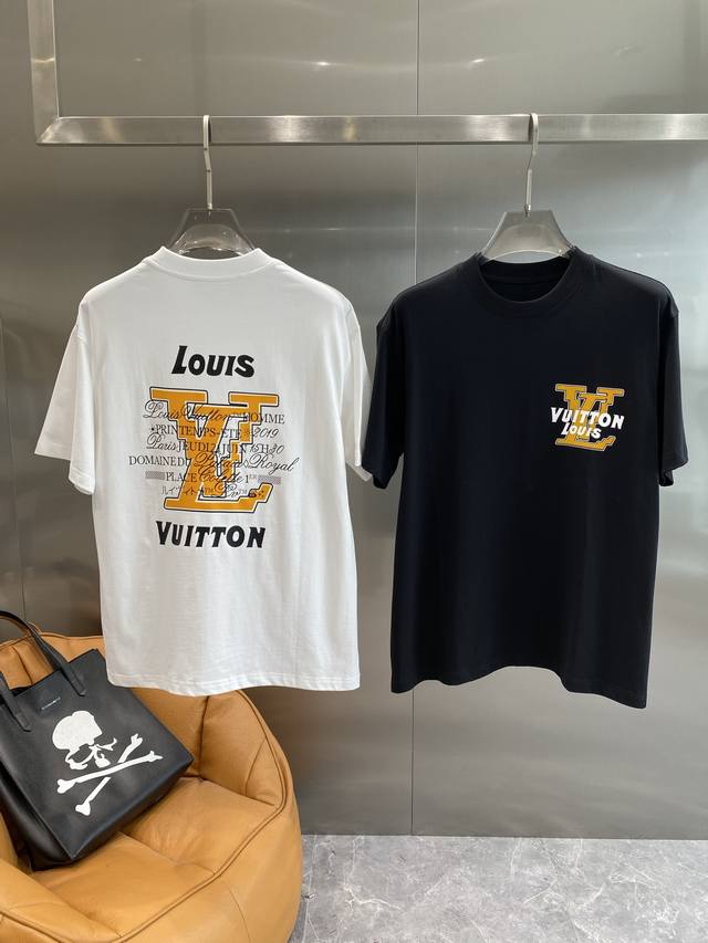 驴家 Lvt恤，经典字母的时尚演绎！简约又清爽，是夏日穿搭的必备单品。背面大大的“Louis”和“Vuitton”字样，搭配标志性的橙色“Lv”字母，超级醒目。