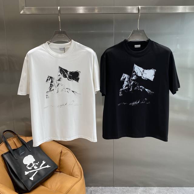 巴家 Burberryt恤，骑士旗帜的英伦风尚！简约又经典，是时尚搭配的万能单品。 T恤正面的骑士骑马举旗图案，充满了英伦风情，精致的图案设计，将Burberr