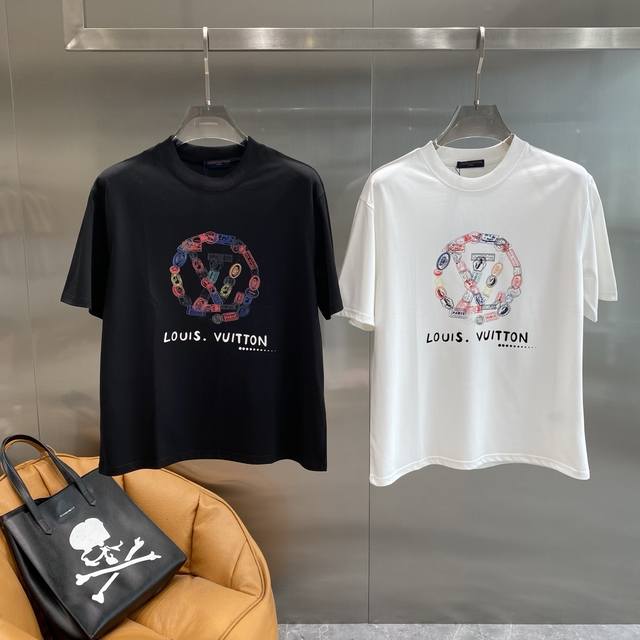 驴家 Lvt恤，多彩锁扣的奢华时尚！黑色T恤简约大气，作为时尚界经典单品，自带百搭属性。 正面那圈多彩锁扣图案，色彩丰富且充满设计感，将Lv的奢华与创意展现得淋