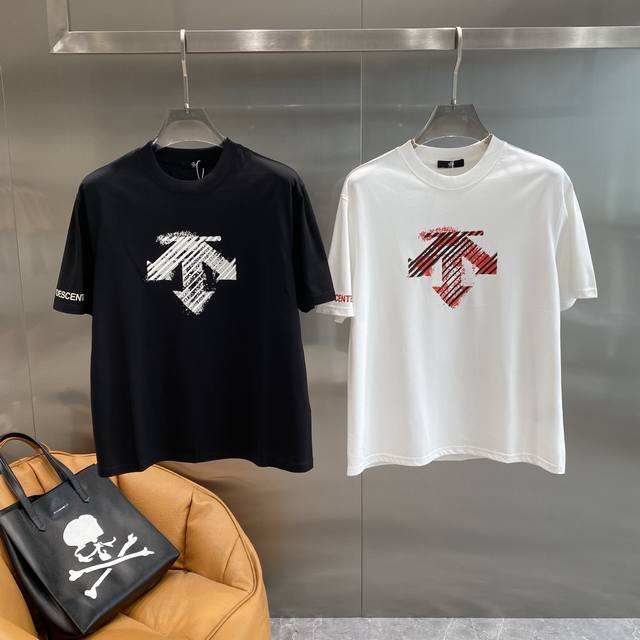 迪桑家 迪桑那T恤，个性箭头的潮流密码！黑色T恤简约又经典，是打造各种风格的绝佳基础款。 白色箭头图案超有个性，独特的笔触设计，充满艺术感，M-3Xl 隔天