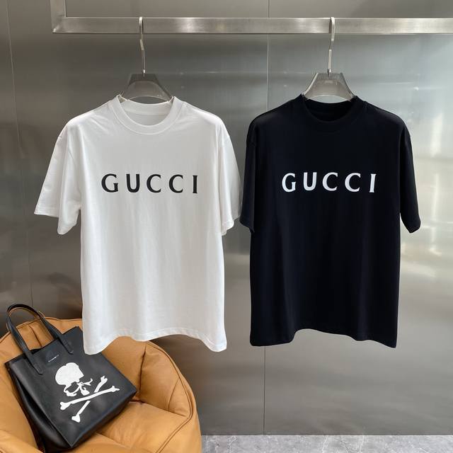 古家 Gucci T恤，简约字母的奢华风尚！T恤基础又百搭，是衣橱里不可或缺的时尚单品。大大的白色“Gucci”字母，简洁醒目，瞬间彰显出品牌的奢华格调。没有过