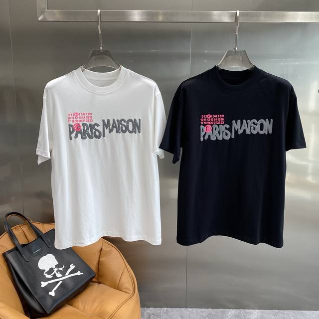 玛吉拉家 玛吉拉T恤，潮流字母点亮夏日穿搭！经典又百搭，轻松适配各种风格。正面的“Paris Maison”字样超吸睛，灰色字母搭配粉色点缀，个性又潮流，彰显着