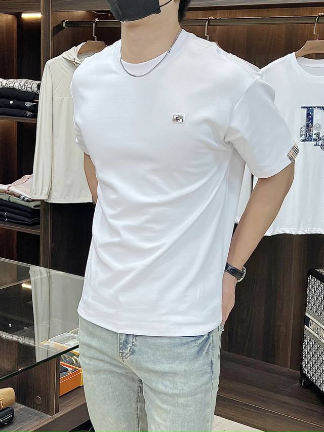 主推 Burberry 独家专供秋季新款巴宝莉时尚休闲圆领短袖，高密度320克纯棉面料，高级密针刺绣、高端欧版原单T恤，潮流时尚休闲半袖 透气舒适度高，细节无可