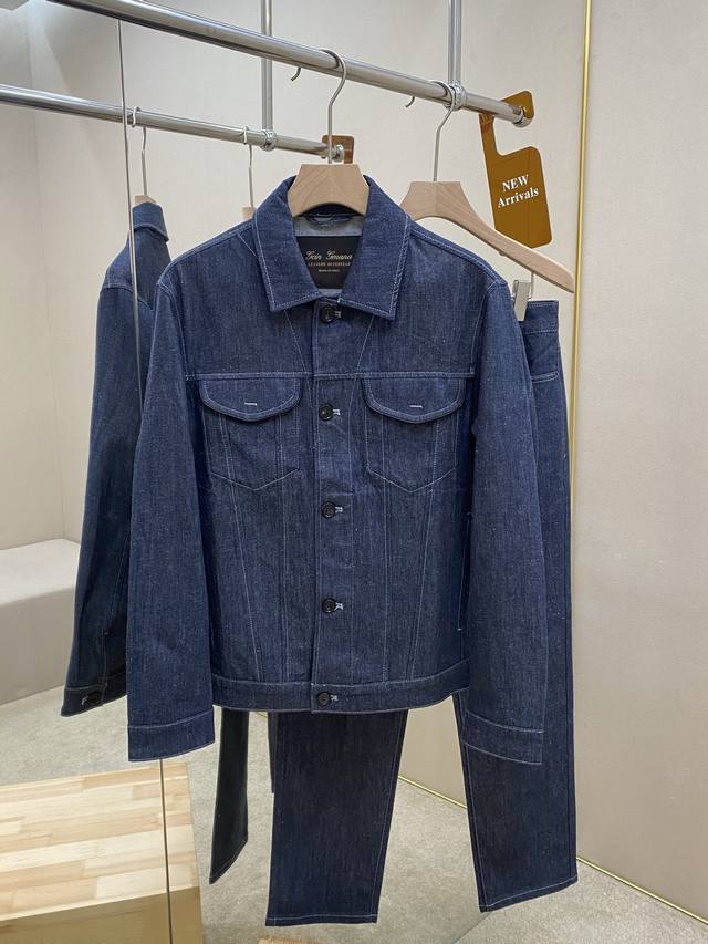 主推衣服 裤子 L新款牛仔套装，这款牛仔套装采用进口棉质与羊绒混纺丹宁面料制成，牛仔上衣：纽扣开合，真皮翻盖口袋，两侧插袋，底边收束的宽松剪裁契合标志性撞色缝线