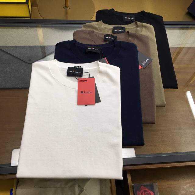 专柜新品 Kito..N 25Ss男士针织圆领上衣 品质控推荐 经典百搭 不挑人 年年爆款 看似简约的设计 越考验工艺与面料的结合，横机针织 也就是毛衣的做法