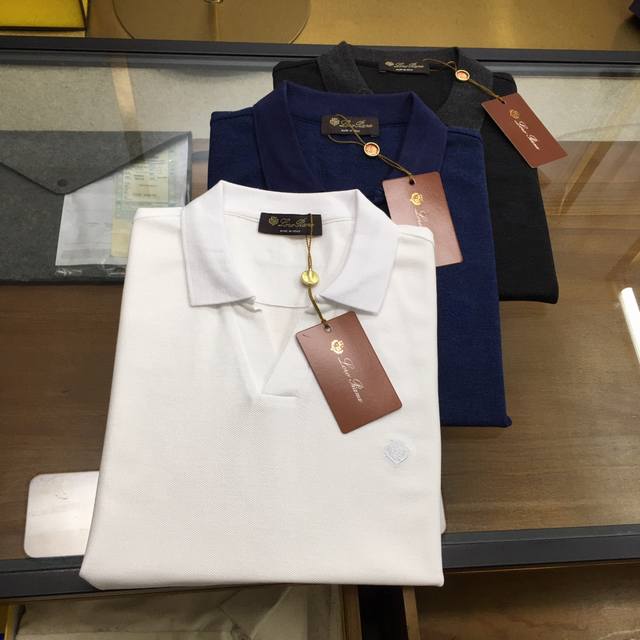 新品Polo Lp... 25春夏新品 时尚Polo 翻领短袖 高级定制百搭款式 任何人都可以轻松驾驭 面料全订制工艺 胸前奢华经典品牌Logo设计，非常显档次