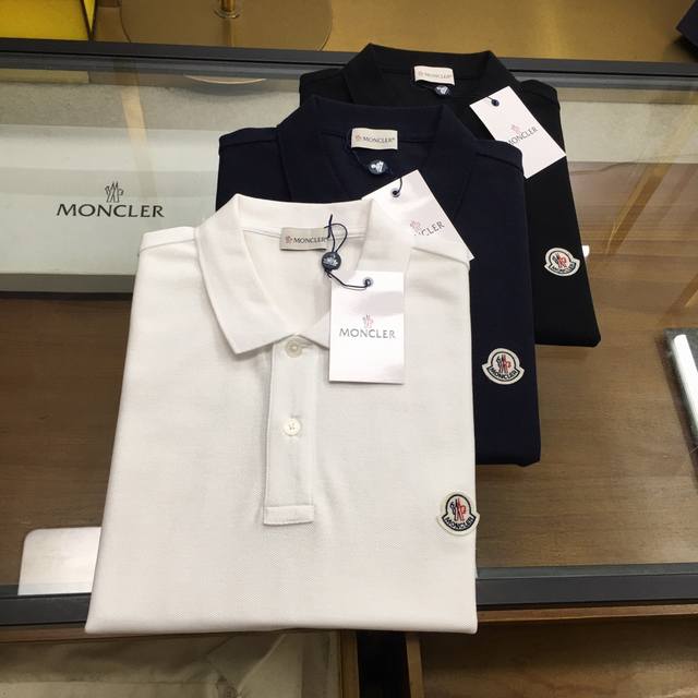 新品Polo Moncle... 25春夏新品 时尚Polo 翻领短袖 高级定制百搭款式 任何人都可以轻松驾驭 面料全订制工艺 胸前奢华经典品牌Logo设计，非