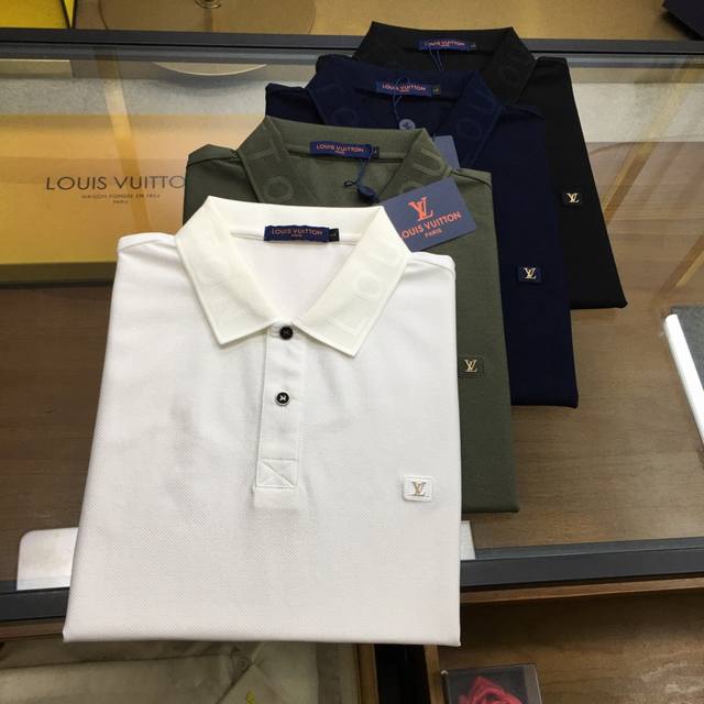新品Polo L.V... 25春夏新品 时尚Polo 翻领短袖 高级定制百搭款式 任何人都可以轻松驾驭 面料全订制工艺 胸前奢华经典品牌Logo设计，非常显档