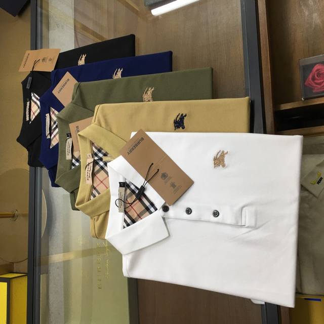 新品Polo Burber..Y... 25春夏新品 时尚Polo 翻领短袖 高级定制百搭款式 任何人都可以轻松驾驭 面料全订制工艺 胸前奢华经典品牌Logo设