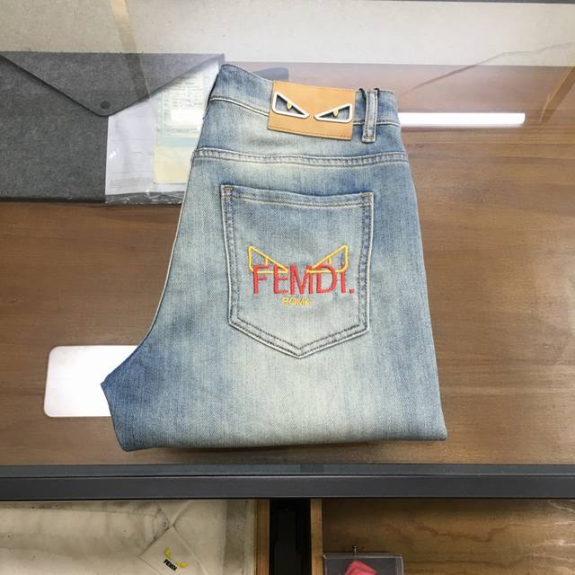 牛仔裤 Fend... 2025Ss最新款男士牛仔裤，精纺定做高端品质，100%弹力丹宁牛仔棉质牛仔五分短裤，定织100%纯棉品质面料，裤身肌理感带来弹力毫无束