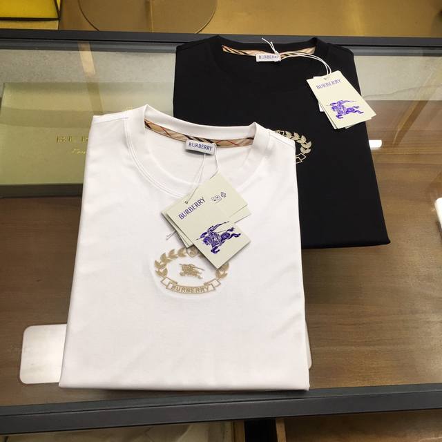 新品 Burebr..Y 2025春夏新款首发专柜最新款圆领短袖 高端订制 设计前卫时尚！品牌Logo重工艺设计 高端定制100支双面丝光棉面料.手感柔软.穿着