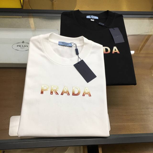 新品 Prad 2025春夏首发专柜最新款短袖圆领T恤 高端订制 设计前卫时尚！品牌Logo重工艺设计 高端定制丝光云朵棉面料.手感柔软.穿着舒适.专柜级别精致