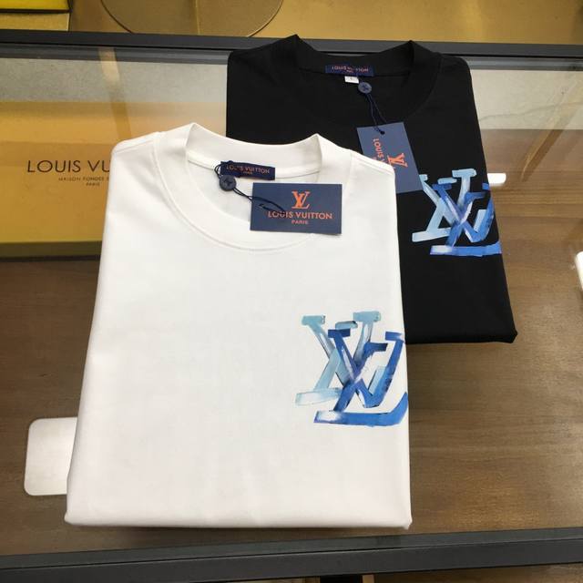 新品 L.V 2025春夏首发专柜最新款短袖圆领T恤 高端订制 设计前卫时尚！品牌Logo重工艺设计 高端定制丝光云朵棉面料.手感柔软.穿着舒适.专柜级别精致车