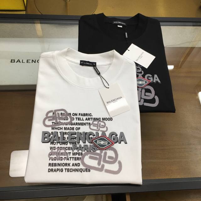 新品 Blca... 2025春夏首发专柜最新款短袖圆领T恤 高端订制 设计前卫时尚！品牌Logo重工艺设计 高端定制丝光云朵棉面料.手感柔软.穿着舒适.专柜级