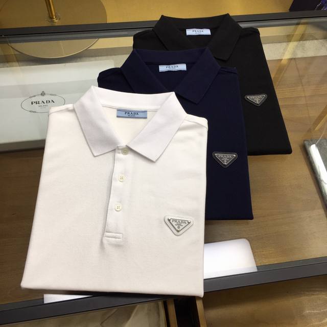 专柜新品 Prad... 2025新品 时尚Polo 翻领长袖 高级定制百搭款式 任何人都可以轻松驾驭 面料全订制工艺 胸前奢华经典品牌Logo设计，非常显档次