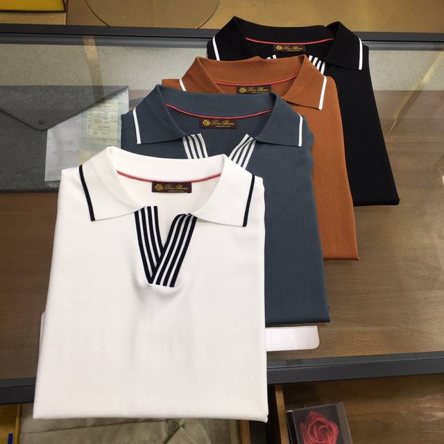 专柜新品 Lp Lp典藏款含甘草纤维撞色针织衣领翻领短袖Polo衫 这款Polo衫采用高质量的甘草纤维混纺面料，柔软透气，适合春夏季节穿着。撞色设计使得这件衣服