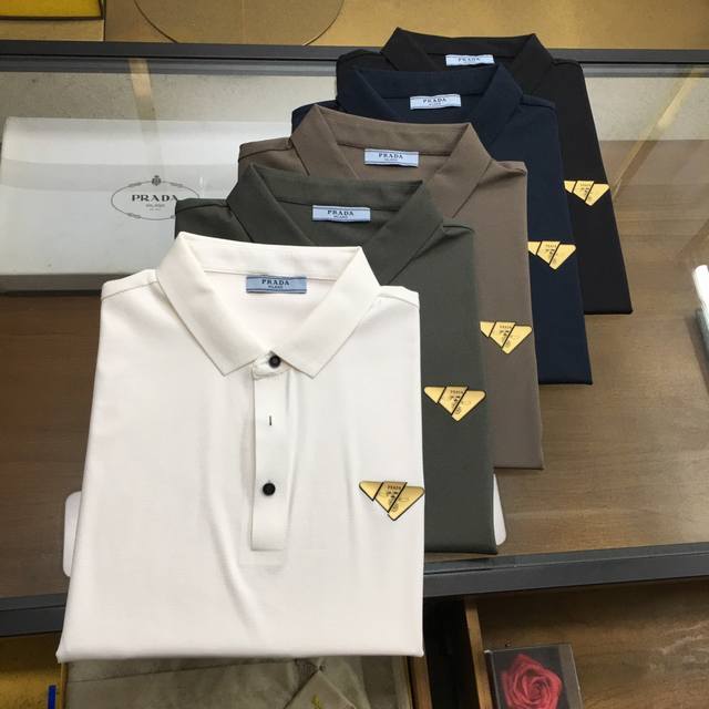 新品 Prad... 高端Polo 2025Ss春夏新品 Go 时尚休闲翻领T恤，甄选优质天丝凉爽面料，无痕切割工艺，胸前密针精致Logo设计标识，客供订织五金