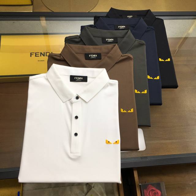 新品 Fend... 高端Polo 2025Ss春夏新品 Go 时尚休闲翻领T恤，甄选优质天丝凉爽面料，无痕切割工艺，胸前密针精致Logo设计标识，客供订织五金