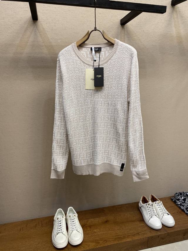 Fendi，纯色圆领套头羊毛毛衣，正品3939购入 定染绵羊毛混纺，采用进口织机 7针 ，毛料提花，毛料酵洗，定制1：1纽扣，定制1：1商标，宽松版型 尺码：4