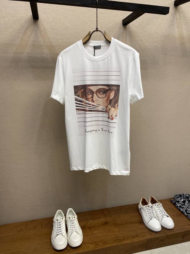 Dior，百叶窗印花圆领短袖 原,500购买；棉质平纹针织面料、HéRitage 印花图案、标准齐肩版型、圆领领口、全套辅料配备 # 棉质平纹针织面料 采用24