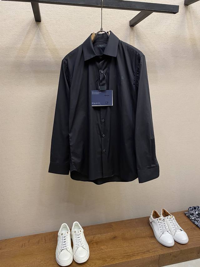 Prada，硅胶尼龙烫图衬衫 面料：采用100支天丝A100面料，该款面料采用定织面料，上身效果非常透气与舒适即使是夏天穿搭也不闷染。 辅料：烫图采用进口尼龙材