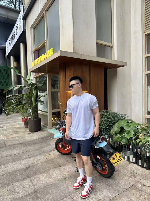 Moncler泡泡皱饰标短裤 面料选择： 选用76%的高棉含量＋24%聚酯纤维的棉质混纺梭织面料。高棉含量确保了面料柔软、亲肤、透气性较好等优点，少量聚酯纤维的