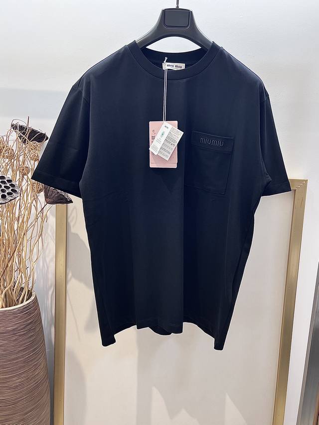 Size：S M L Xl 黑白两色 男女同款 Miu 缪缪 神级百搭口袋刺绣Logo字母半袖T恤 真的是太懂时尚了#男孩阵营 #Miu男孩 #通勤最百搭的 洗