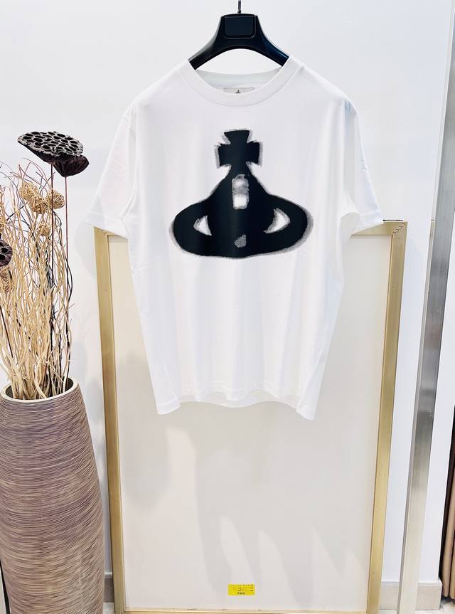 Size：S M L Xl 黑白两色 男女同款 Vivi 西*后 限定款土星系列印花T恤不得不说 Vivi这款蜡笔画土星很有趣上身格外减龄俏皮可爱又不会幼稚耐看