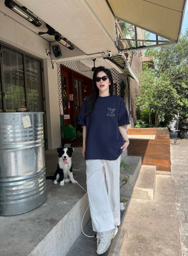 大V毛巾绣蓝色高克重纯棉短袖T恤 将奢华与舒适完美融合。精选99%高克重纯棉面料，质感厚实且亲肤透气，余下1%聚酯纤维加持，增添衣物韧性与耐用性。胸前标志性Lv