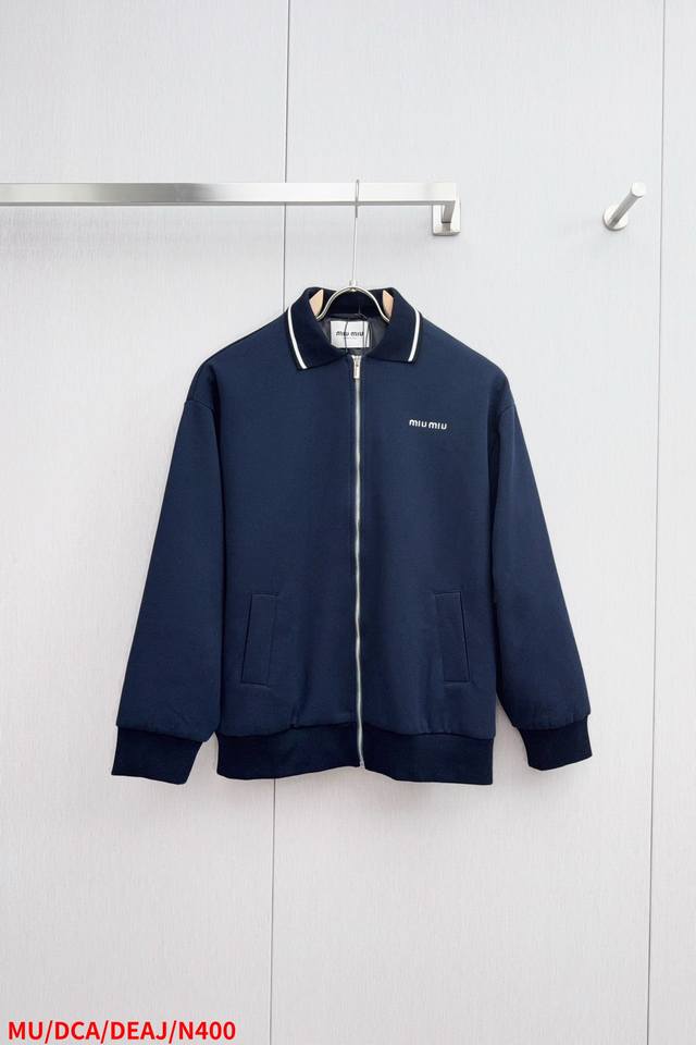 N400 Mumiumiu谬谬独家专供新品时尚休闲秋冬翻领外套 进口原版科技面料，柔软舒适，上身舒适透气，亲肤不扎人，独特混搭设计风格，无论是单穿还是搭配，都是