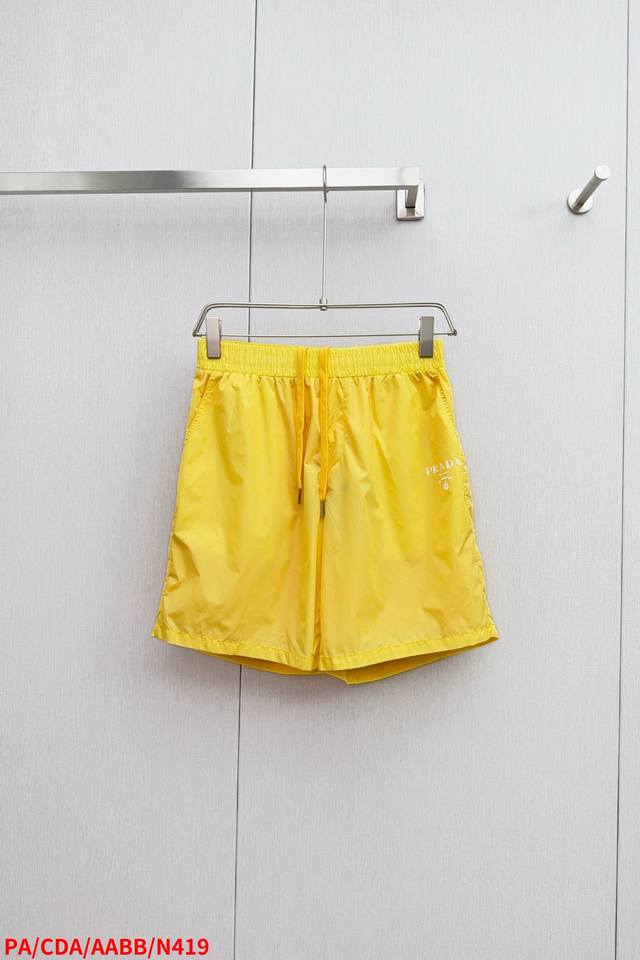 N419 Pa 普拉达2025春夏新款休闲短裤！官网同步发售。定制品牌经典Logo，定制面料，舒适度极好，手触感强烈。辨识度极高，完美品相工艺。 尺码：S-Xl