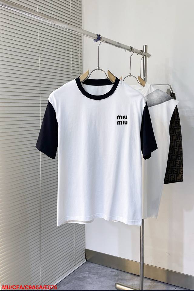 E576 Miu Miu Miu 插肩新款字母印花双层重工短袖T桖 字母图案不管是T桖还是卫衣都是每年的爆款单品 前幅大面积印花采用大康丽数码印花机直喷 成本极