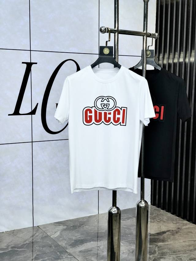 Gucci。穿220斤。2025春夏新品时尚圆领短袖高级定制百搭款式！更有实用感 任何人都可以轻松驾驭 采用双丝光面料制作，奢华经典品牌Logo设计，1F非常显