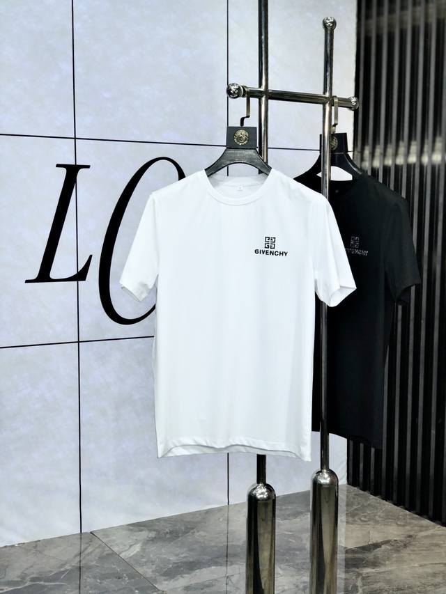 纪梵希。穿220斤。2025春夏新品时尚圆领短袖高级定制百搭款式！更有实用感 任何人都可以轻松驾驭 采用双丝光面料制作，奢华经典品牌Logo设计，1F非常显档次