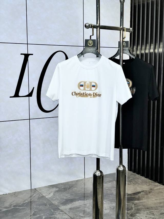 Dior。穿220斤。2025春夏新品时尚圆领短袖高级定制百搭款式！更有实用感 任何人都可以轻松驾驭 采用双丝光面料制作，奢华经典品牌Logo设计，1F非常显档