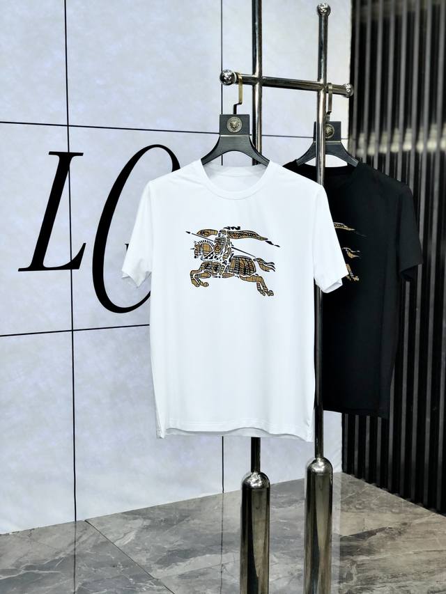 巴宝莉。穿220斤。2025春夏新品时尚圆领短袖高级定制百搭款式！更有实用感 任何人都可以轻松驾驭 采用双丝光面料制作，奢华经典品牌Logo设计，1F非常显档次