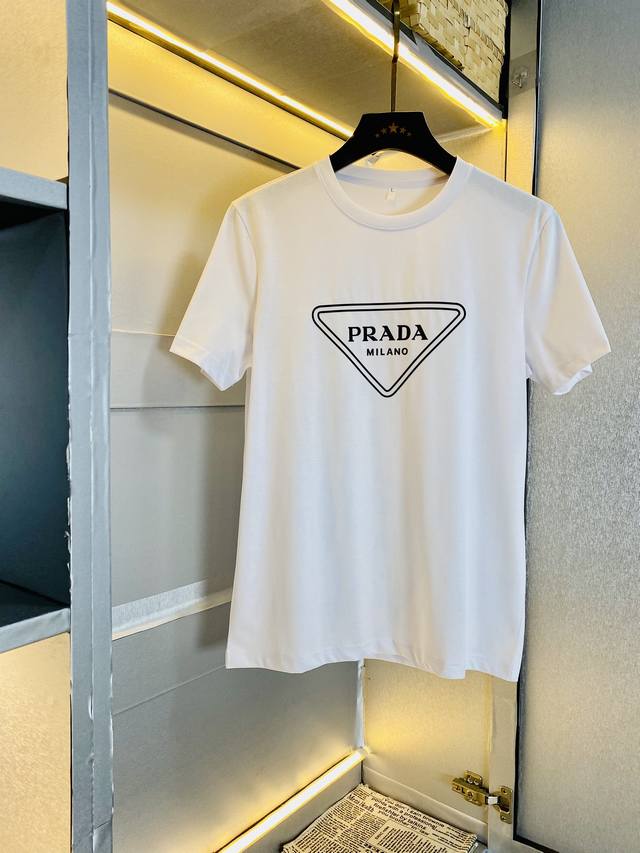 穿240斤 胖子福音 情侣款 码数：M-6Xl 普拉达Prada 原单品质 2025最新款 男装短袖T恤 衣服 精选专柜订制顶级丝光棉进口面料 所有细节做工完美