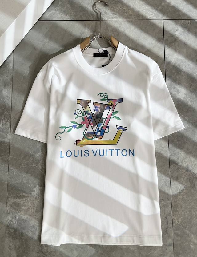 Lv2025春夏新款原单男士圆领短袖T恤 同步售卖 高端品质 高版本 Os版型阔版 爆款定制进口双股100%纯棉面料 胸前后背印胶字母Logo设计 手感柔软细腻