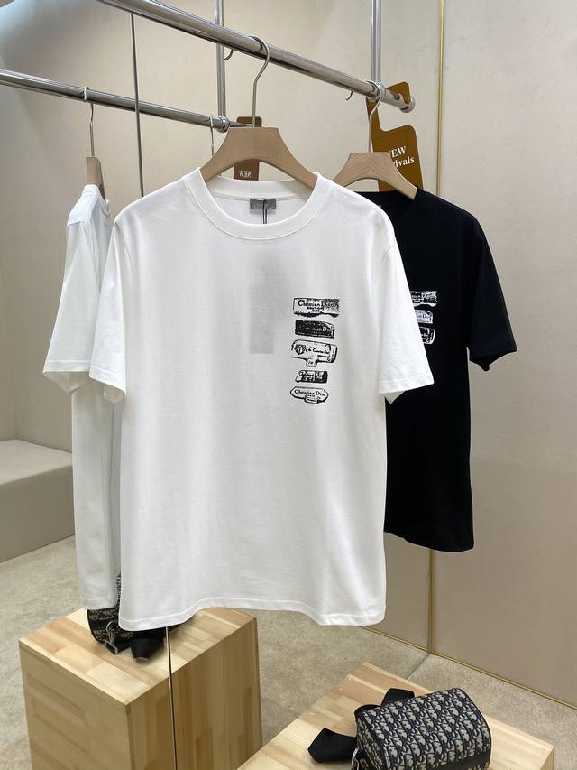 Dior25Ss夏季新款圆领短袖T恤！270克重磅高端纯棉面料，手感质感都极完美！修身裁剪设计干净利落！时尚又好看！走线做工非常精致！版型效果超赞！而且透气性能