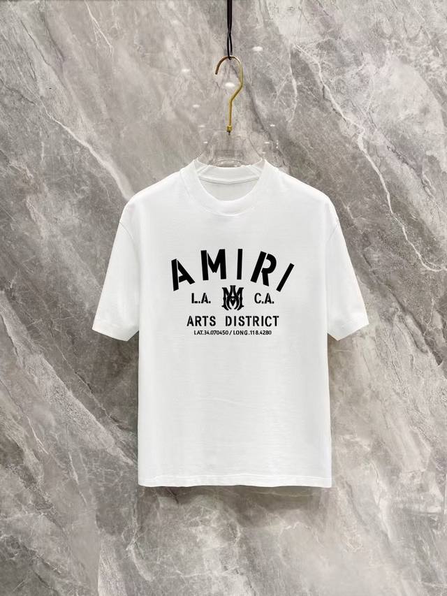 Amiri25Ss夏季新款圆领短袖T恤！270克重磅高端纯棉面料，手感质感都极完美！修身裁剪设计干净利落！时尚又好看！走线做工非常精致！版型效果超赞！而且透气性