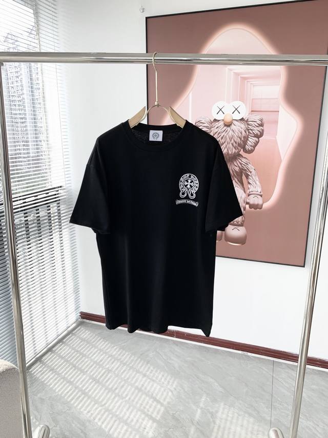 克罗心25Ss夏季新款圆领短袖T恤！270克重磅高端纯棉面料，手感质感都极完美！修身裁剪设计干净利落！时尚又好看！走线做工非常精致！版型效果超赞！而且透气性能超
