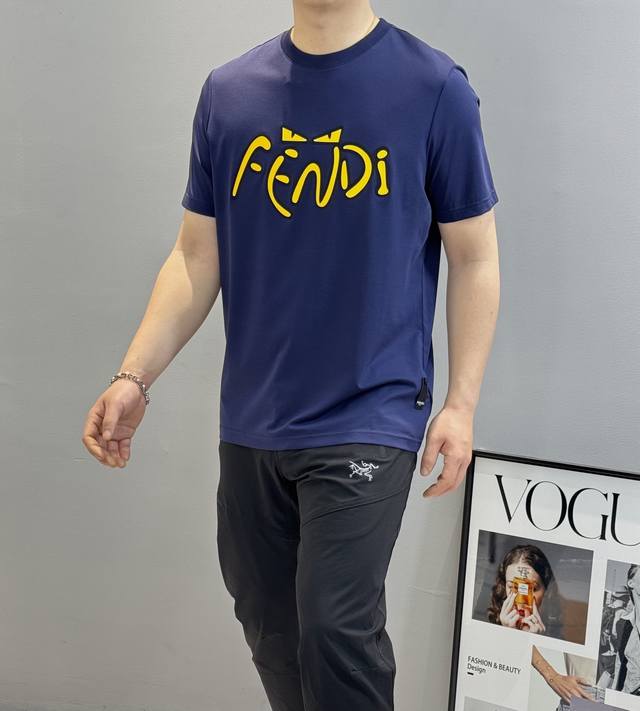 小怪兽！炸裂的代码。Fend*芬-迪25S春夏新款圆领T恤.经典小怪兽辨识度鲜明超级走心！高温烫画工艺.选用客供190G定织丝光棉布制成，整件单品的面料质感极佳