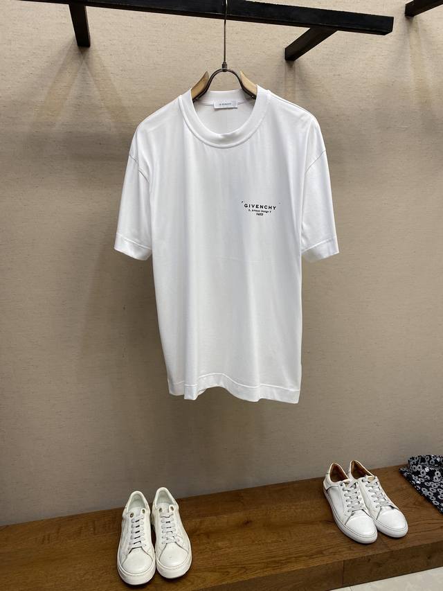 Givenchy，简约字母印花短袖T恤，男女同款 同步官网发售！从高定走向高街的Gv，俘获大量年轻人的心，经典、时髦、高贵，一直是Gv的风格所在，从这款短袖中也