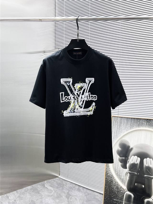 路易威登 Lv 2025新款 圆领 短袖 T恤 体恤 半袖 ，高端版本！专柜定制面料 透气舒适度高，细节无可挑剔，品牌元素设计理念，体现高品质。手感细腻柔软！呈
